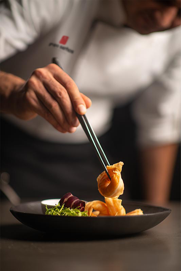 Chef De Serhos Decorando Plato